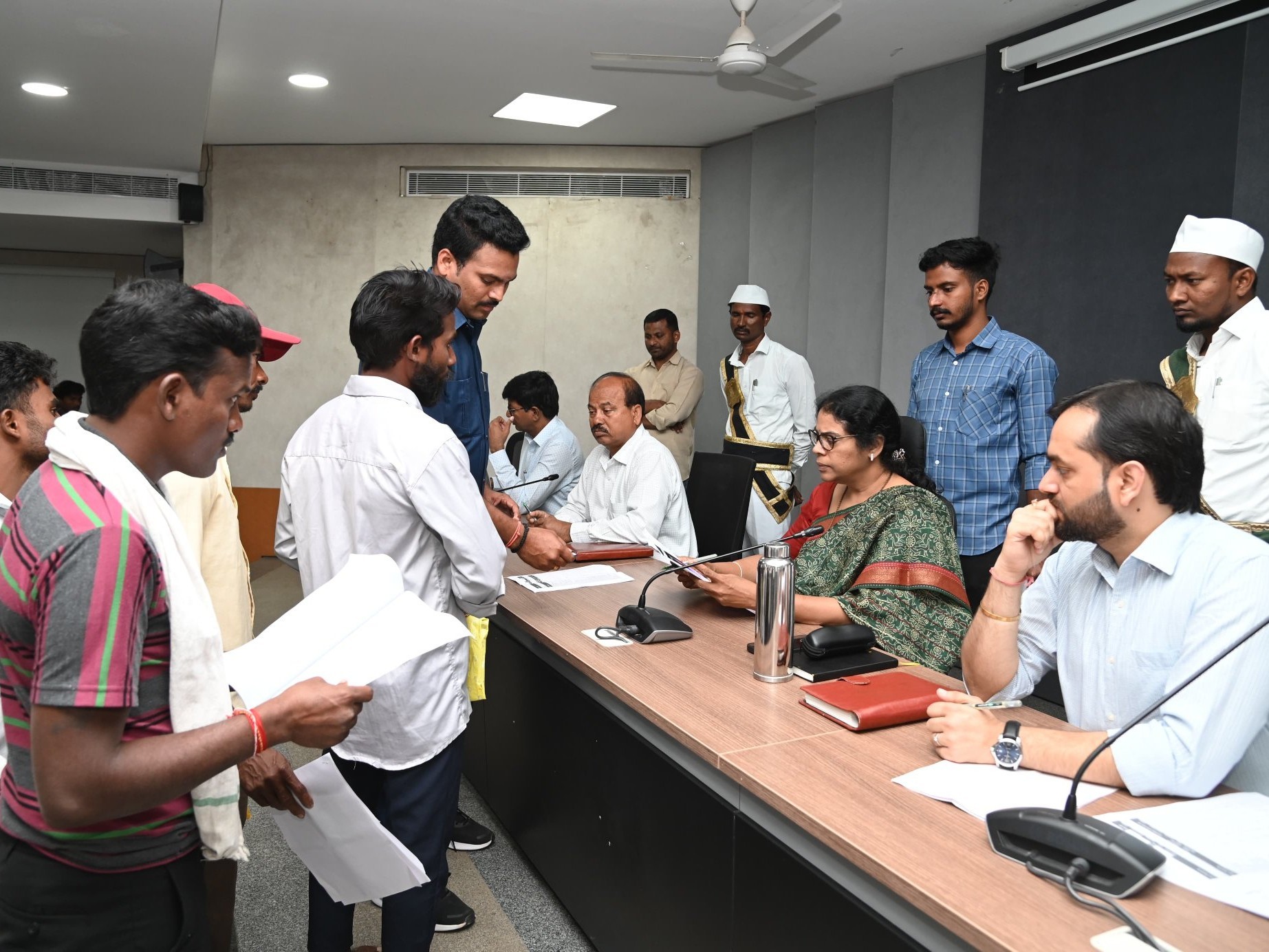 దరఖాస్తులు స్వీకరించిన కలెక్టర్