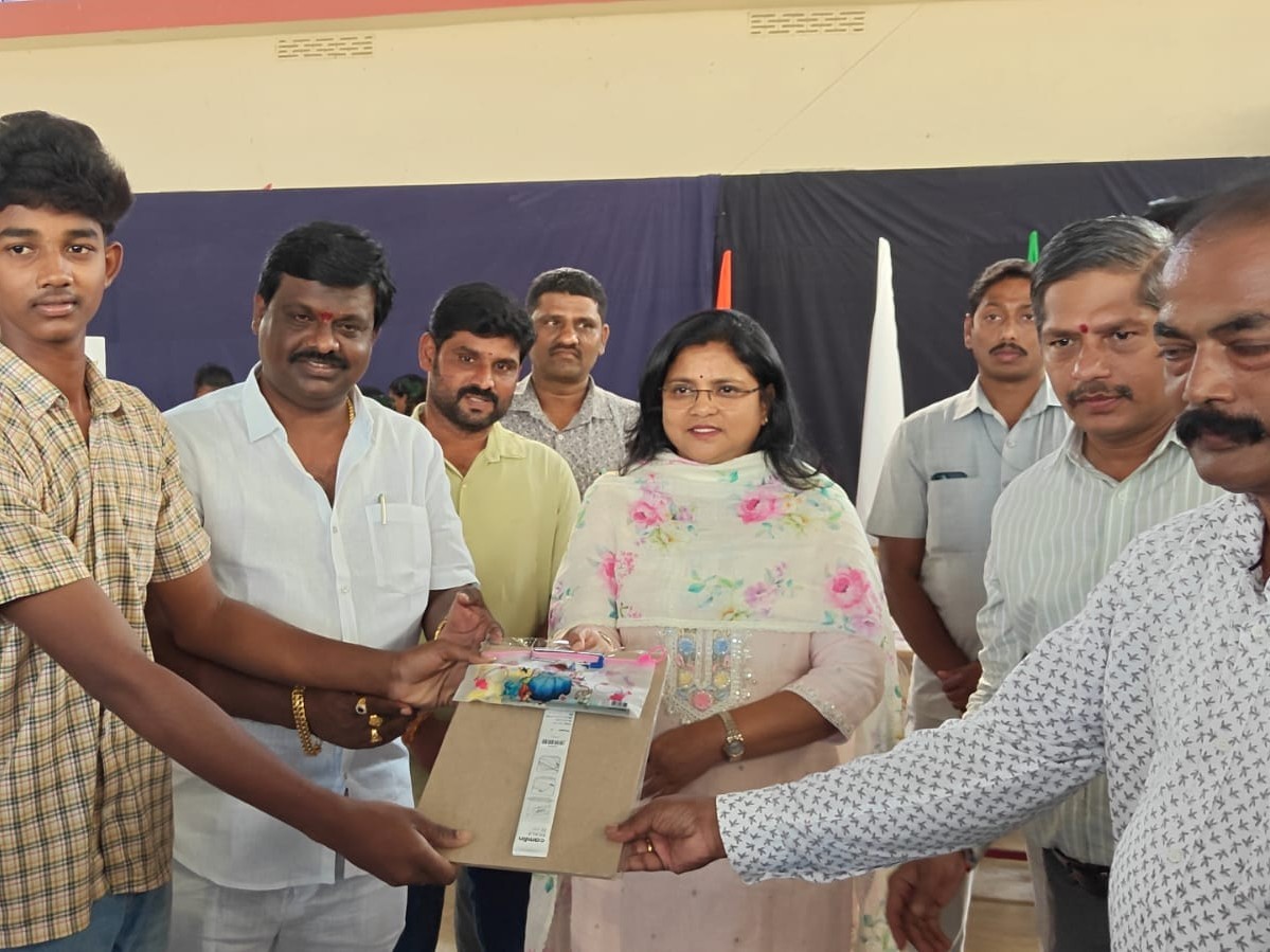 ఎగ్జామినేషన్ కిట్స్ పంపిణీ చేసిన కలెక్టర్