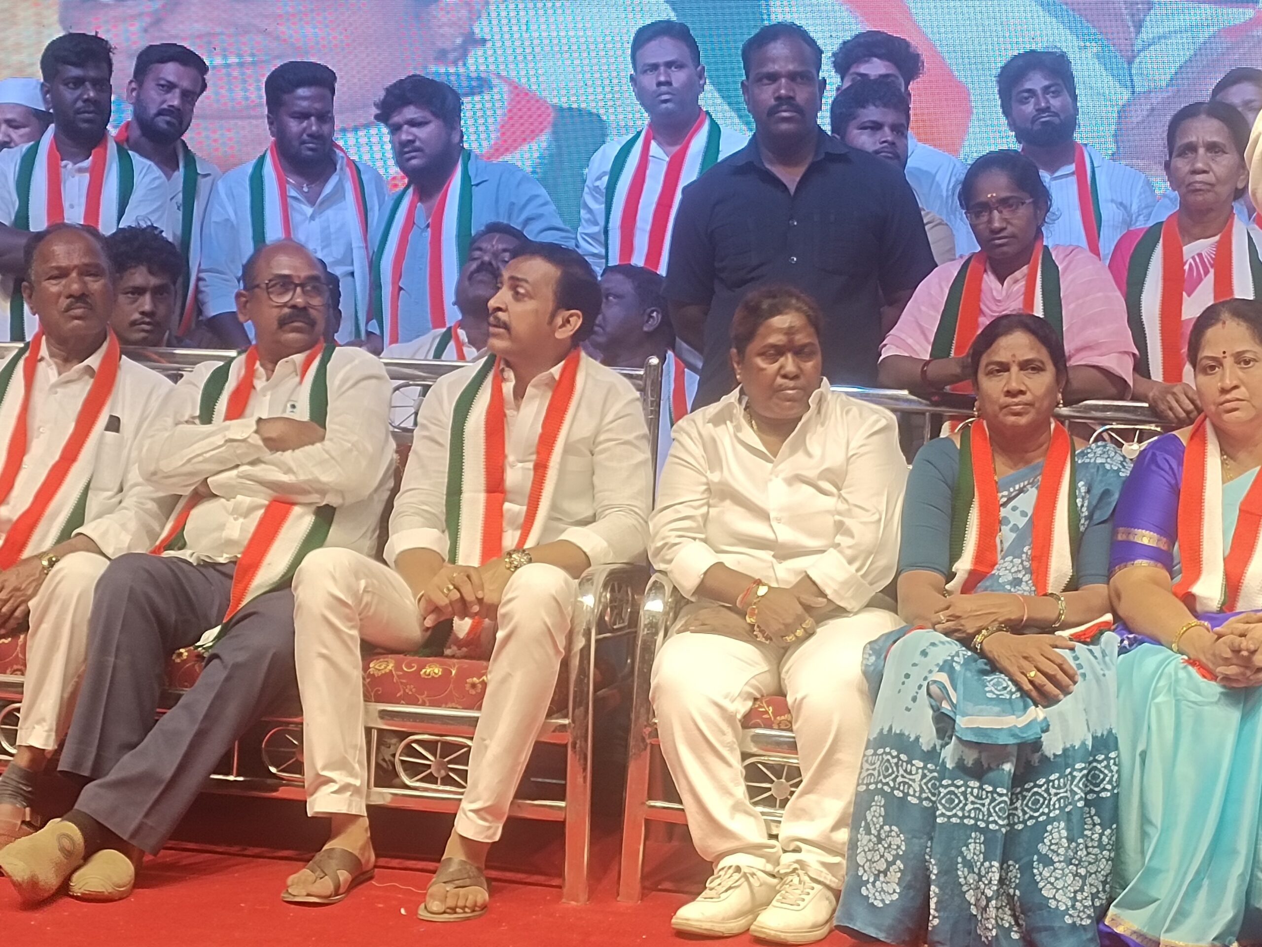 కాంగ్రెస్ పార్టీలో భారీ చేరికలు