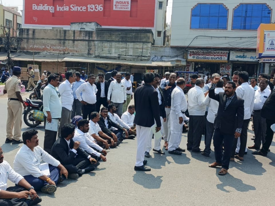 ‘న్యాయవాదుల రక్షణ చట్టం అమలు చేయాలి’