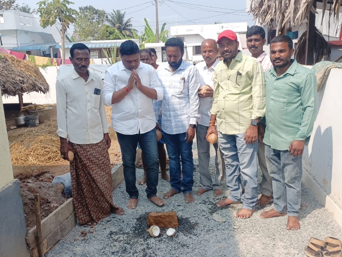 సిమెంట్ రోడ్ల నిర్మాణానికి శంకుస్థాపన