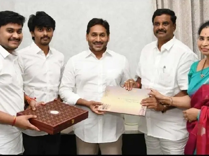 మాజీ సీఎంను ఆహ్వానించిన మాజీ సీఎం
