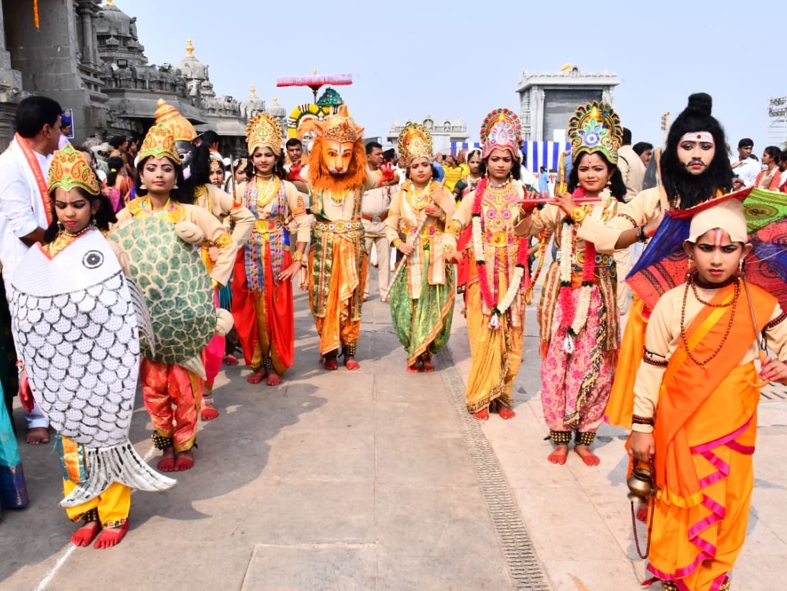 దశావతారాలతో ఆకట్టుకున్నచిన్నారులు