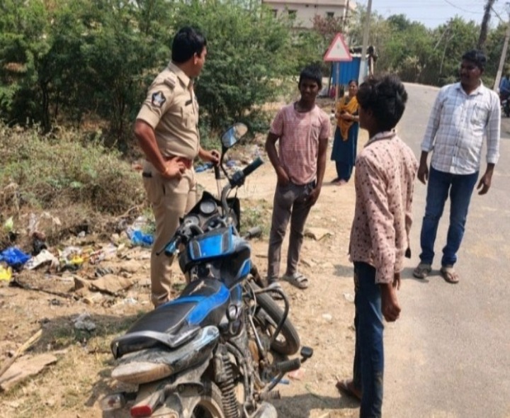 ద్విచక్ర వాహనాలు నడుపుతున్న మైనర్లకు కౌన్సిలింగ్