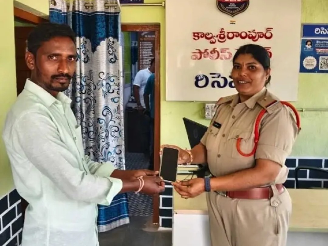 పోగొట్టుకున్న మొబైల్ ఫోన్ అప్పగింత