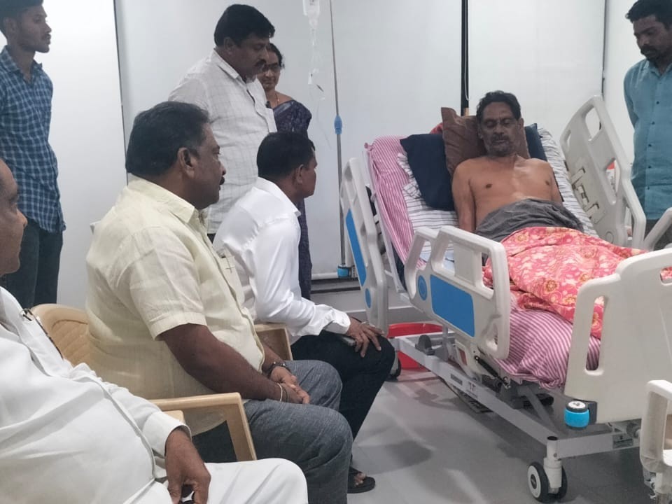 ‘మాజీ సొసైటీ ఛైర్మన్ త్వరగా కోలుకోవాలి’
