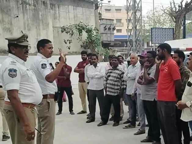 నంబర్ ప్లేట్లు సరిగ్గా లేని 43 వాహనాలు సీజ్