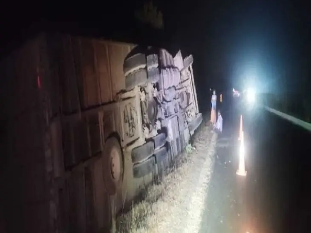 లారీ బోల్తా.. తప్పిన ప్రమాదం