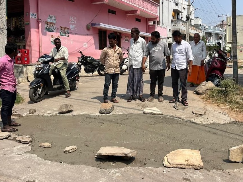 సీసీ రోడ్డు మరమ్మతులు చేయించిన కౌన్సిలర్