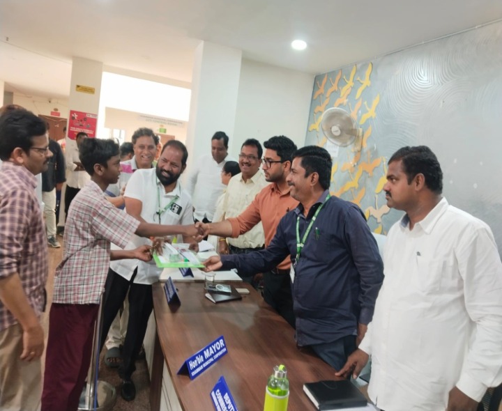 విద్యార్థులకు పరీక్ష ప్యాడ్లను పంపిణీ చేసిన మున్సిపల్ కమిషనర్