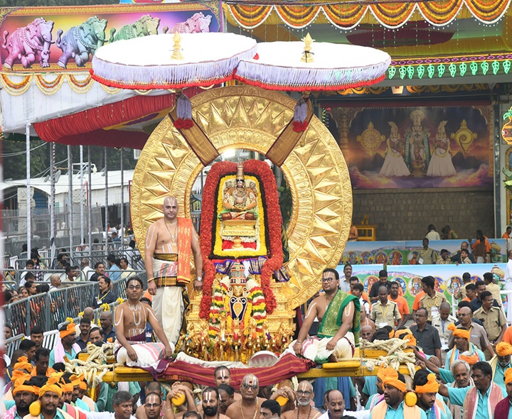 తిరుమల శ్రీవారి సర్వదర్శనానికి 18 గంటలు