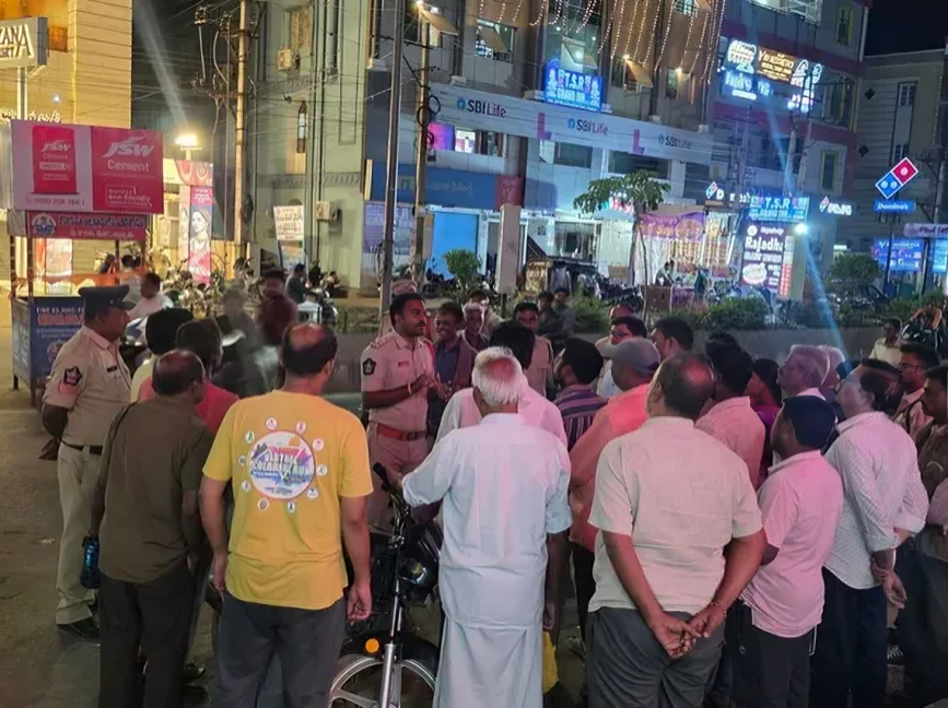 రోడ్డు భద్రతపై పోలీసుల అవగాహన