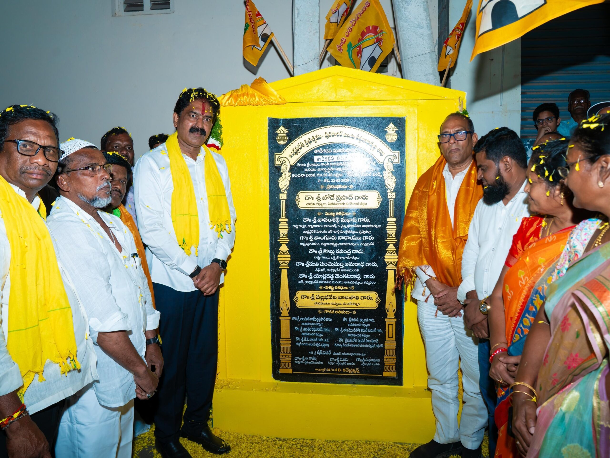 సీసీ రోడ్డు, డ్రైనేజీని ప్రారంభించిన ఎమ్మెల్యే