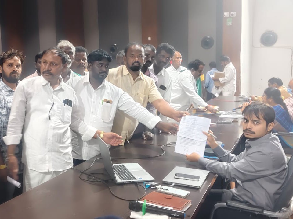 ‘అక్రమ ప్లాట్లు, గుడిసెలను తొలగించాలి’