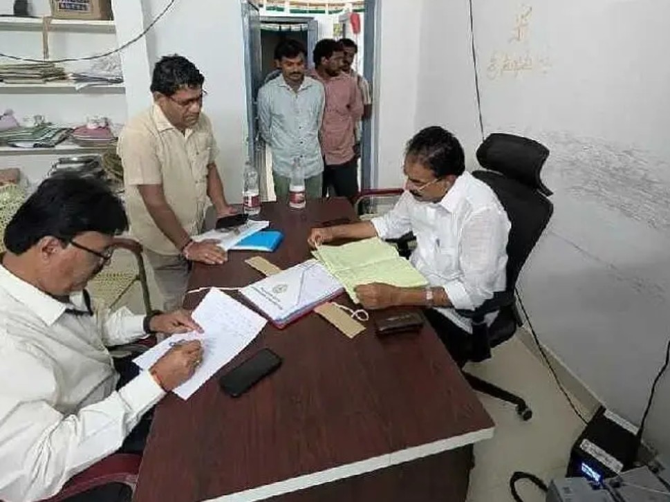 ‘ నిల్వల్లో అక్రమాలకు పాల్పడితే కఠిన చర్యలు’