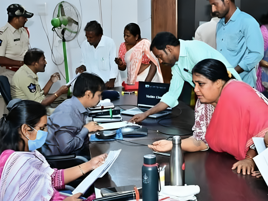 అర్జీల పరిష్కారానికి కలెక్టర్ ఆదేశాలు