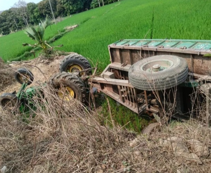 ట్రాక్టర్ బోల్తా పడి వ్యక్తి దుర్మరణం