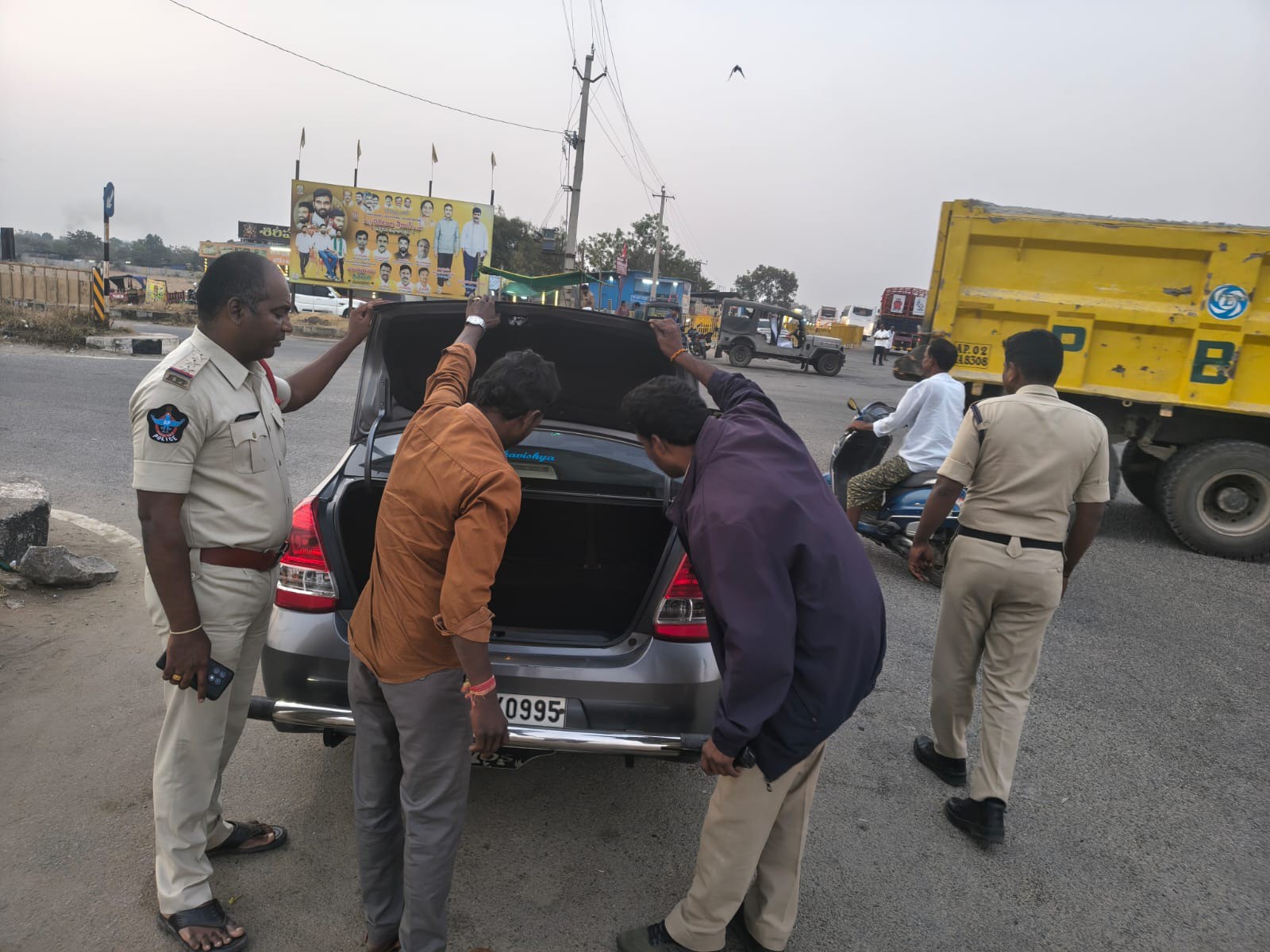 జిల్లా వ్యాప్తంగా పోలీసుల ఆకస్మిక వాహన తనిఖీలు