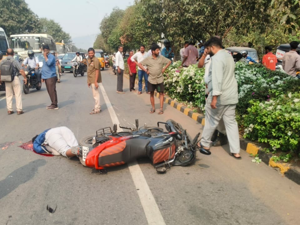 రోడ్డు ప్రమాదంలో ఒకరు మృతి