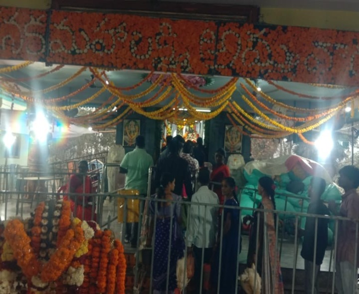 కనకదుర్గమ్మను దర్శించిన వేలాది భక్తులు