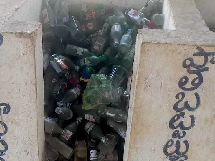 దేవరపల్లిలో మందుబాబుల అడ్డాగా ‘సంపద కేంద్రం’