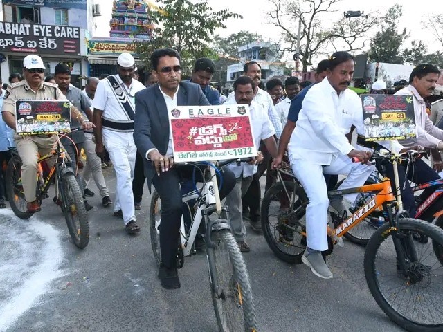 డ్రగ్స్ నిర్మూలన సైకిల్ యాత్రలో పాల్గొన్న కలెక్టర్