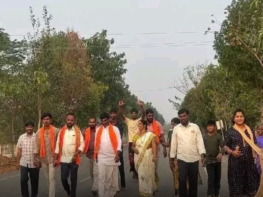 పాదయాత్రగా బయలుదేరిన కౌన్సిలర్