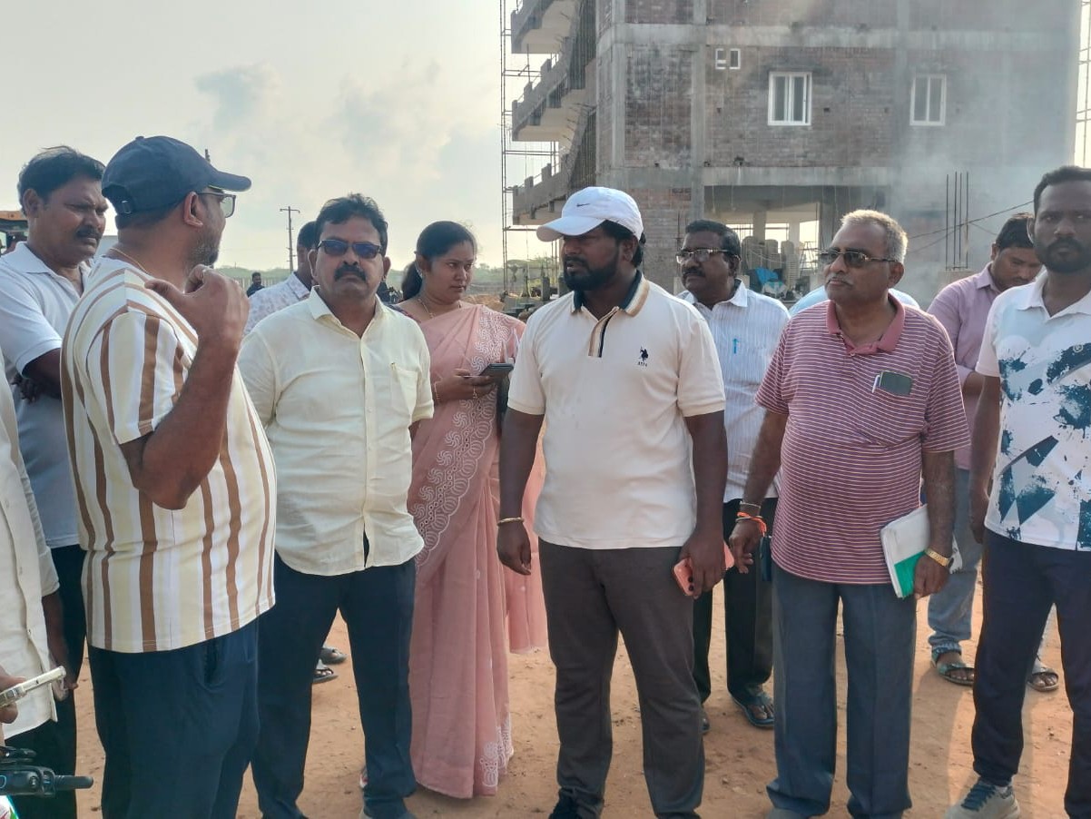 ధనలక్ష్మిపురంలో పర్యటించిన కమిషనర్