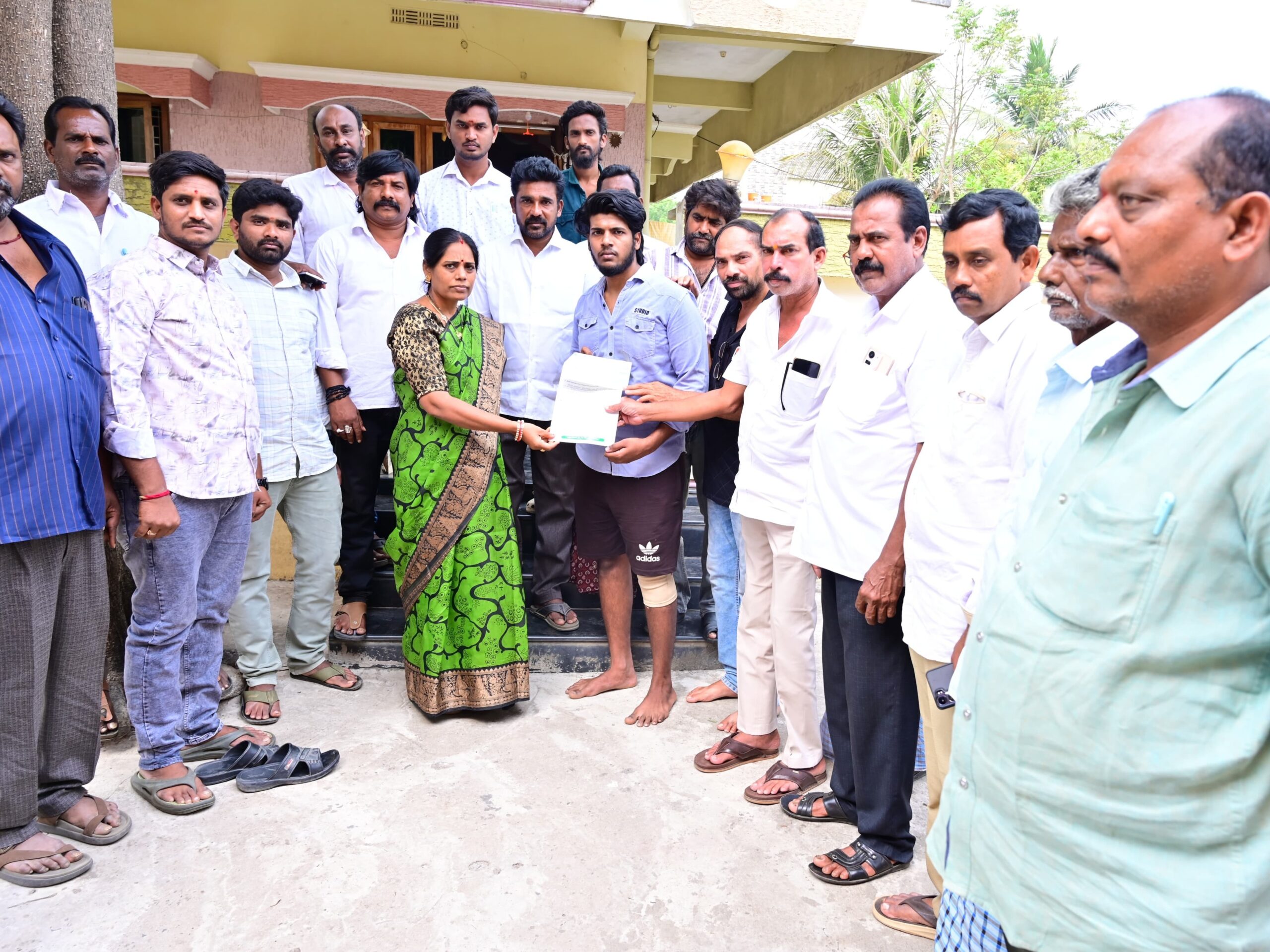 ఉండేశ్వరపురంలో CMRF చెక్కులు పంపిణీ