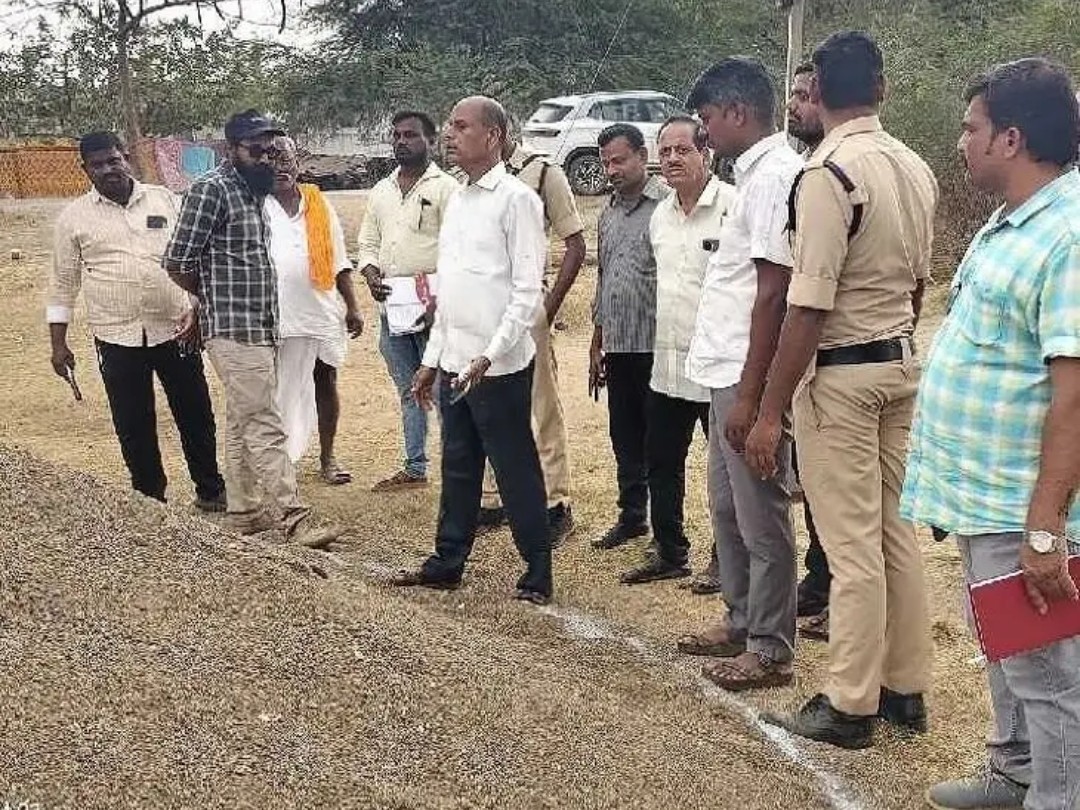 ఇసుక డంపును సీజ్ చేసిన అధికారులు