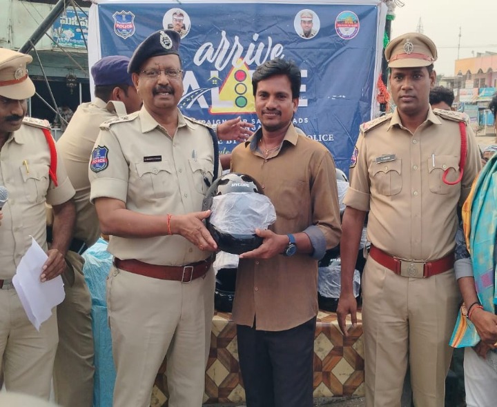 ‘హెల్మెట్లను ధరించండి.. ప్రాణాలను కాపాడుకోండి’