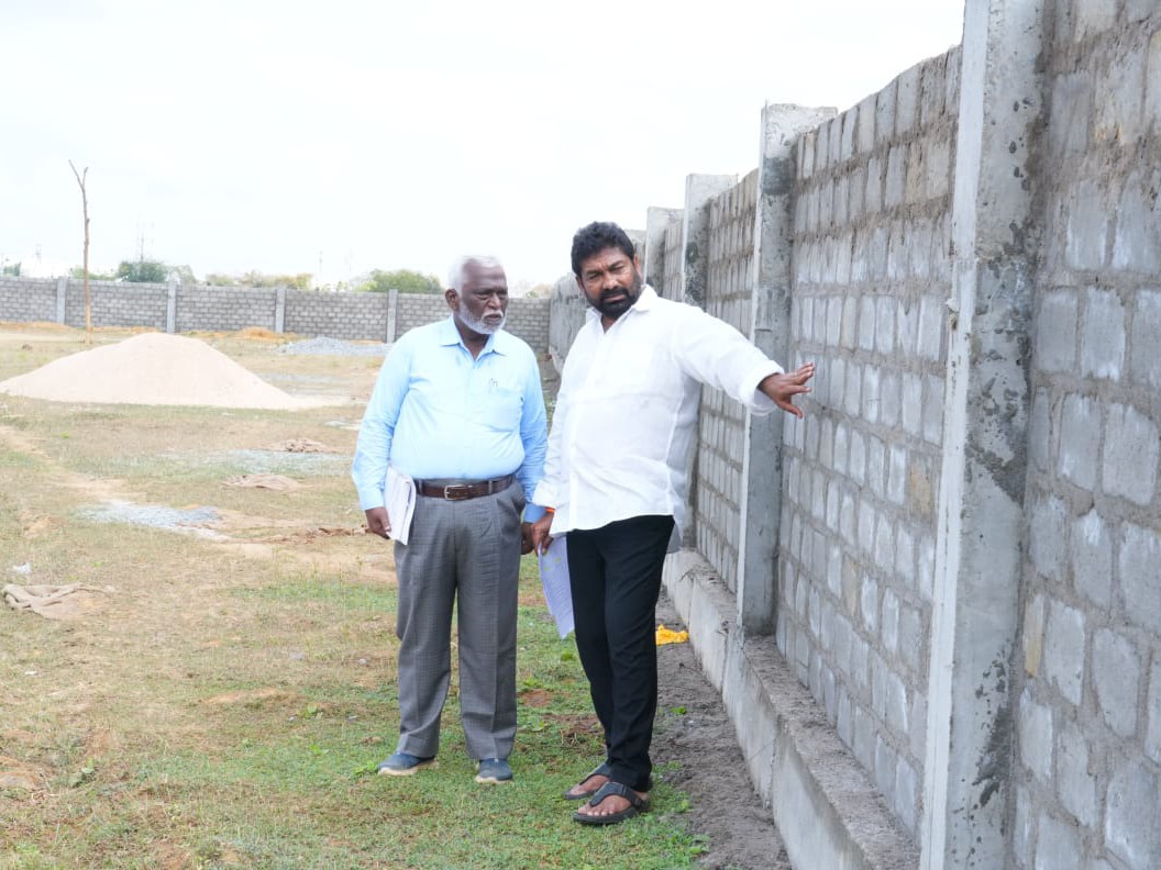 ప్రహరీ గోడ నిర్మాణ పనులు పరిశీలన