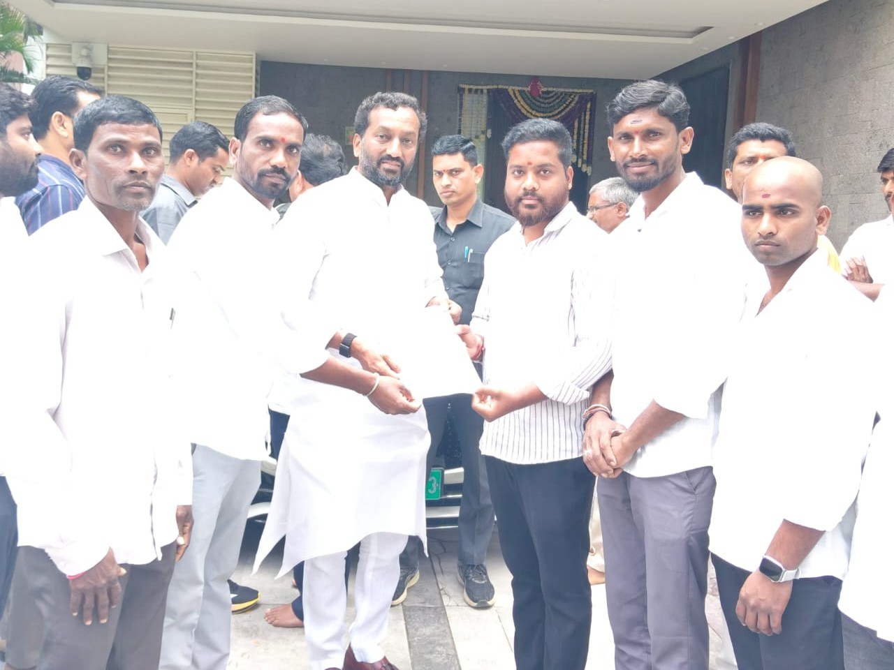 బాధిత కుటుంబానికి LOC అందజేసిన ఎంపీ