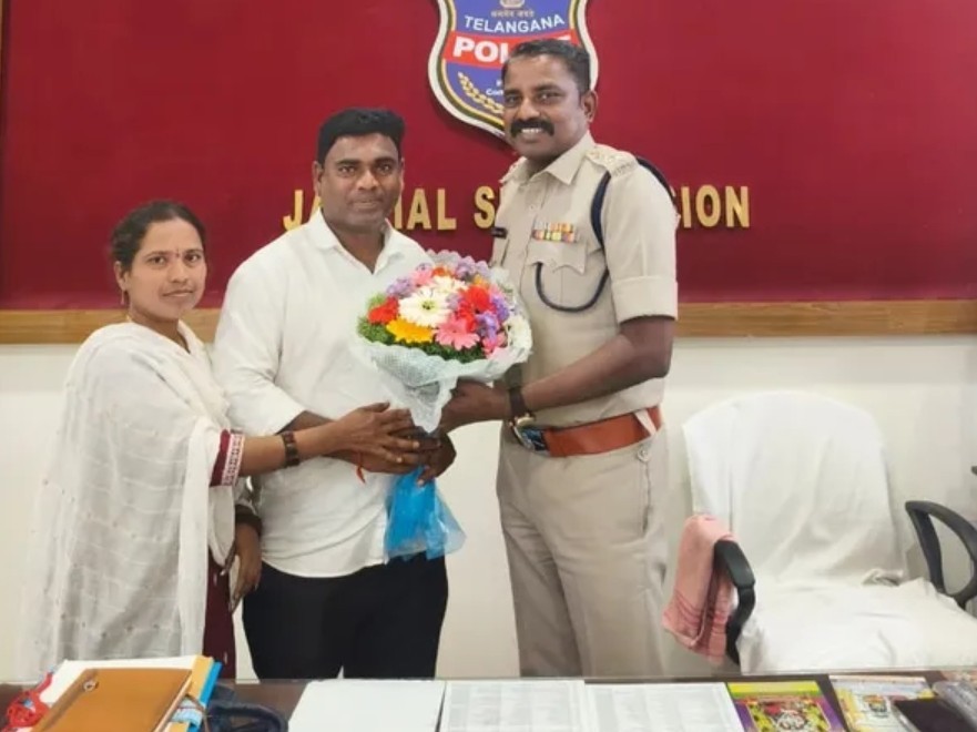 డీఎస్పీని కలిసిన నూతన కౌన్సిలర్