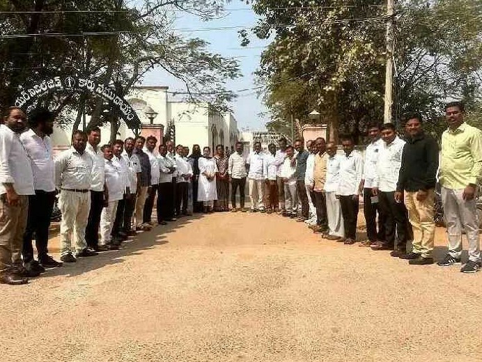 మహిళా న్యాయవాదిపై దాడికి నిరసనగా విధుల బహిష్కరణ