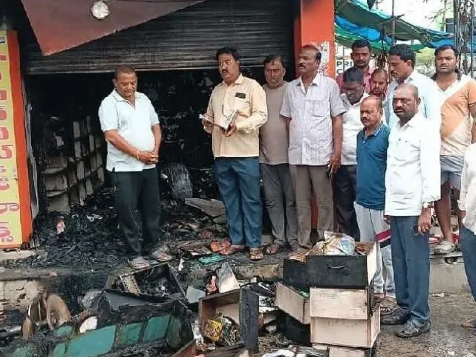 మొబైల్ షాప్ దగ్ధం.. విచారణ ప్రారంభం