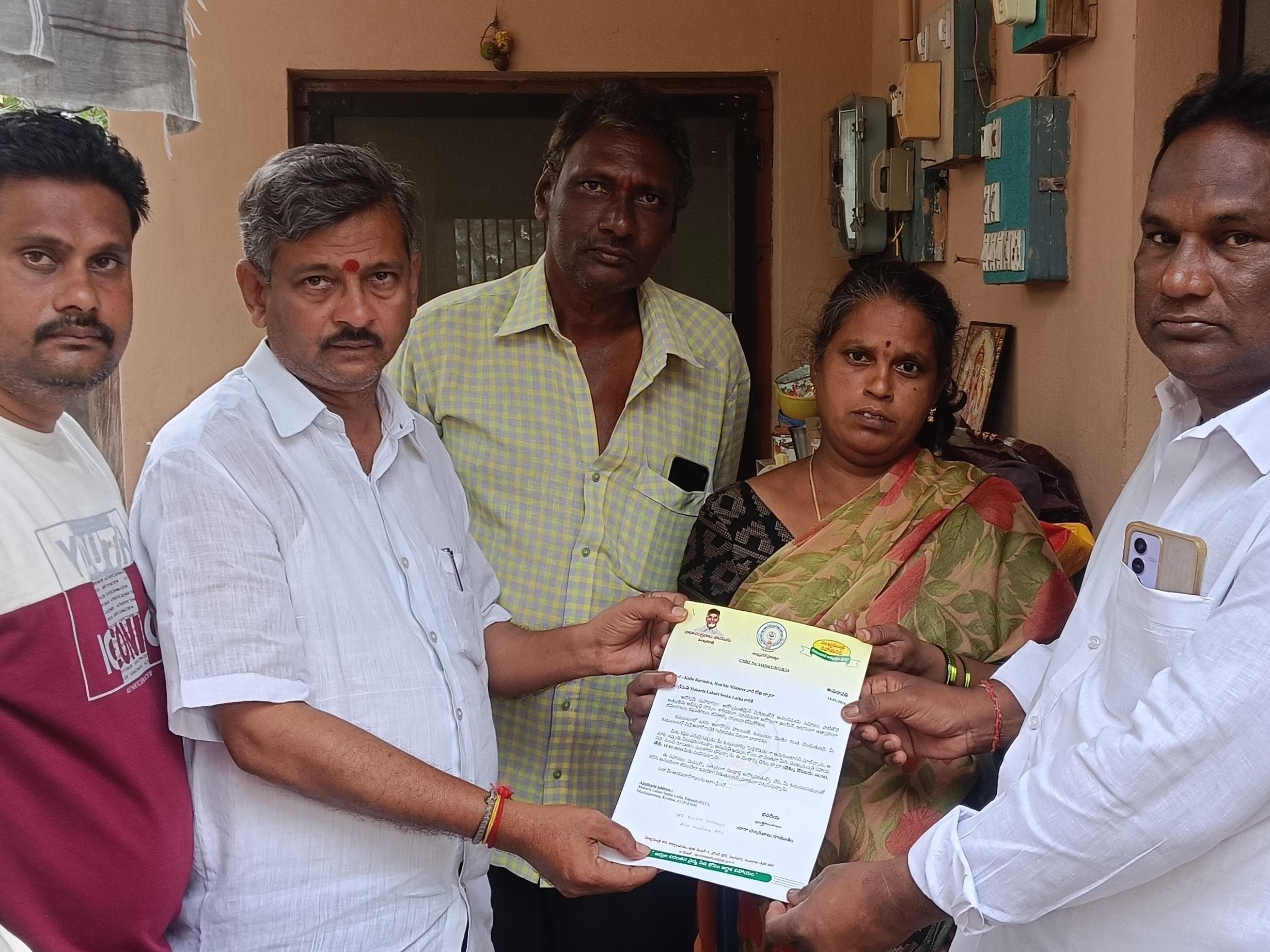 సీఎం రిలీఫ్ ఫండ్ చెక్కు అందజేత