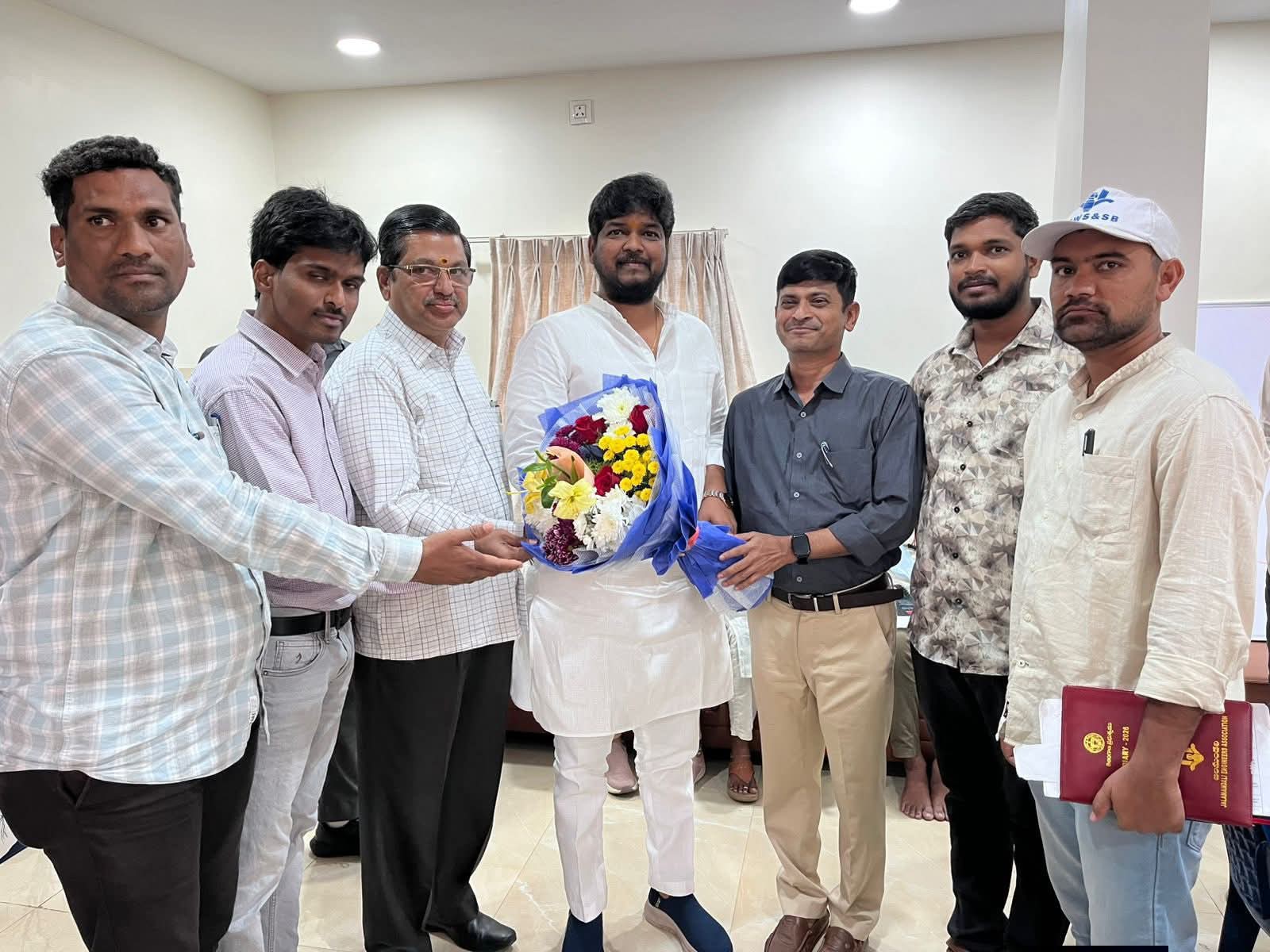 గడువులోపే పనులు పూర్తి చేయాలి: ఎమ్మెల్యే