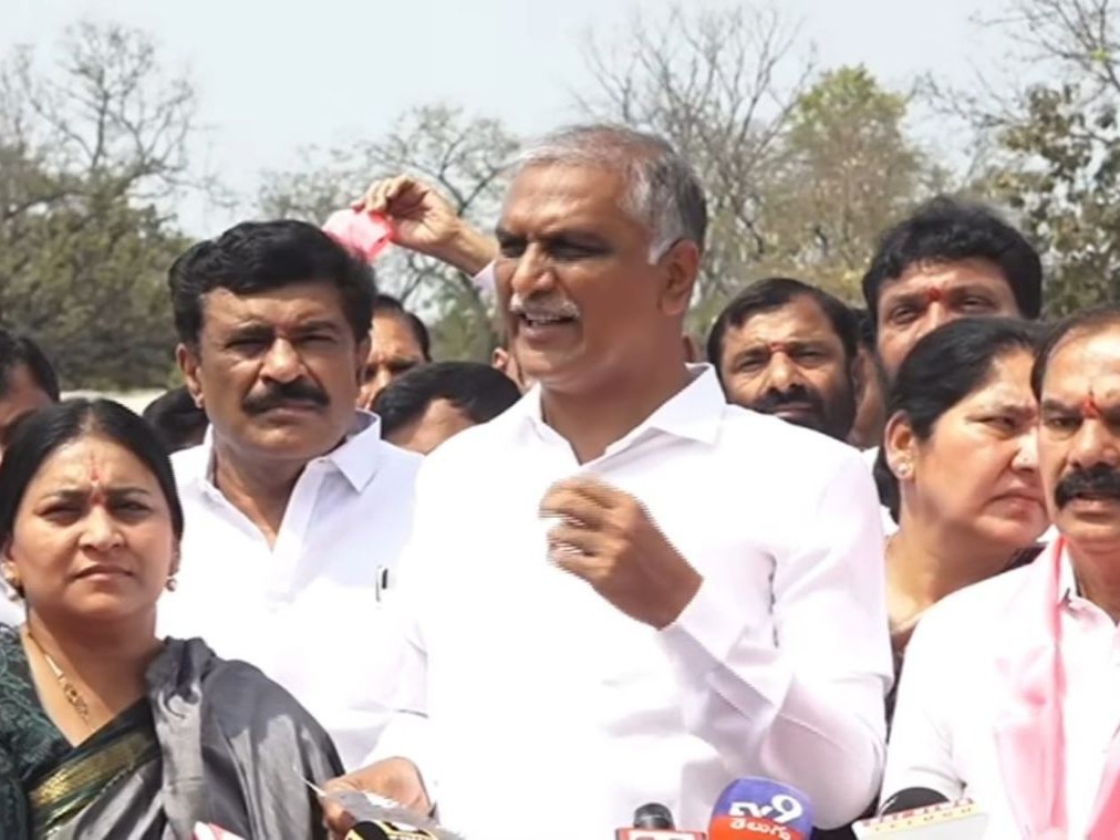 హాస్పిటల్ పనుల ఆలస్యంపై హరీష్ రావు ఘాటు విమర్శలు