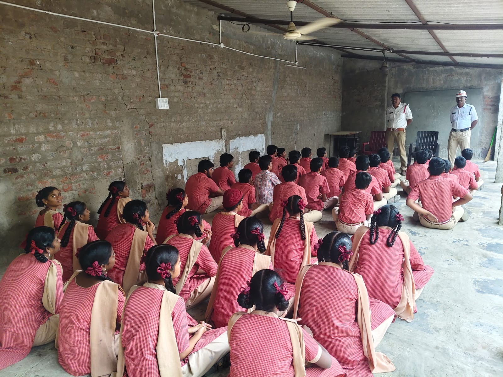 ‘మైనర్లు వాహనాలు నడపకూడదు’