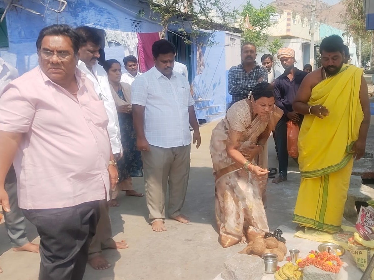 డ్రైనేజ్ పనులు ప్రారంభించిన ఛైర్ పర్సన్