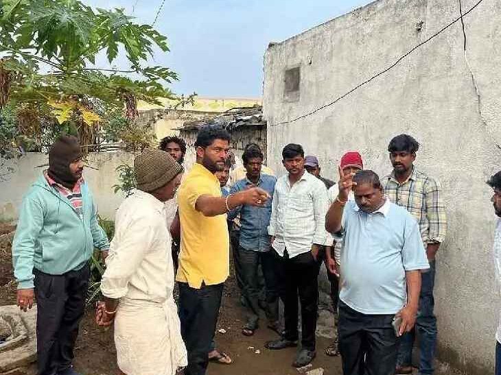 తండాలో సమస్యలను పరిశీలించిన కమిషనర్