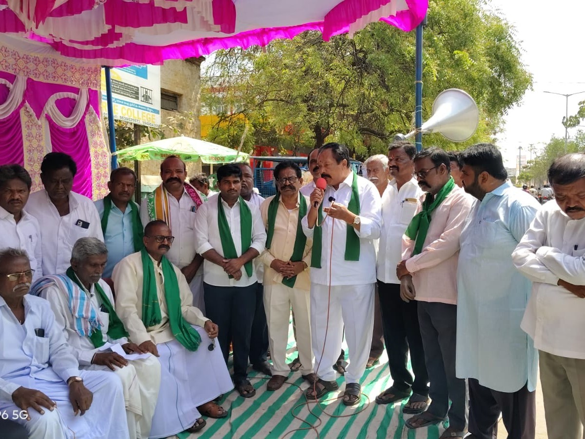 రిలే సామూహిక దీక్షలకు మాజీ ఎమ్మెల్యే మద్దతు