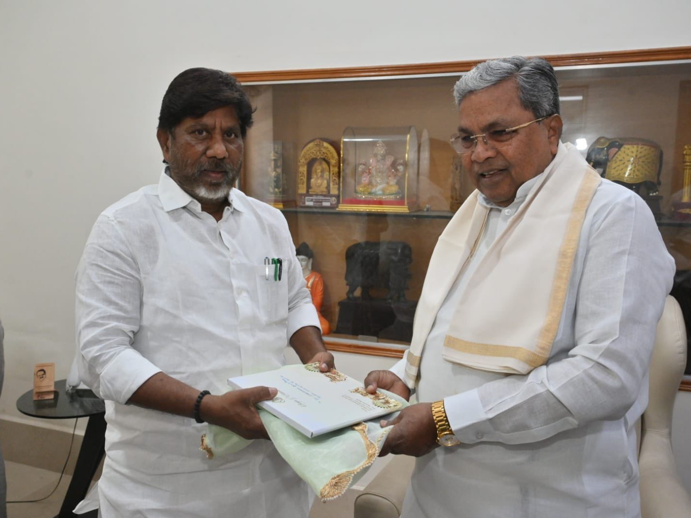 కర్ణాటక సీఎంను కలిసిన డిప్యూటీ సీఎం