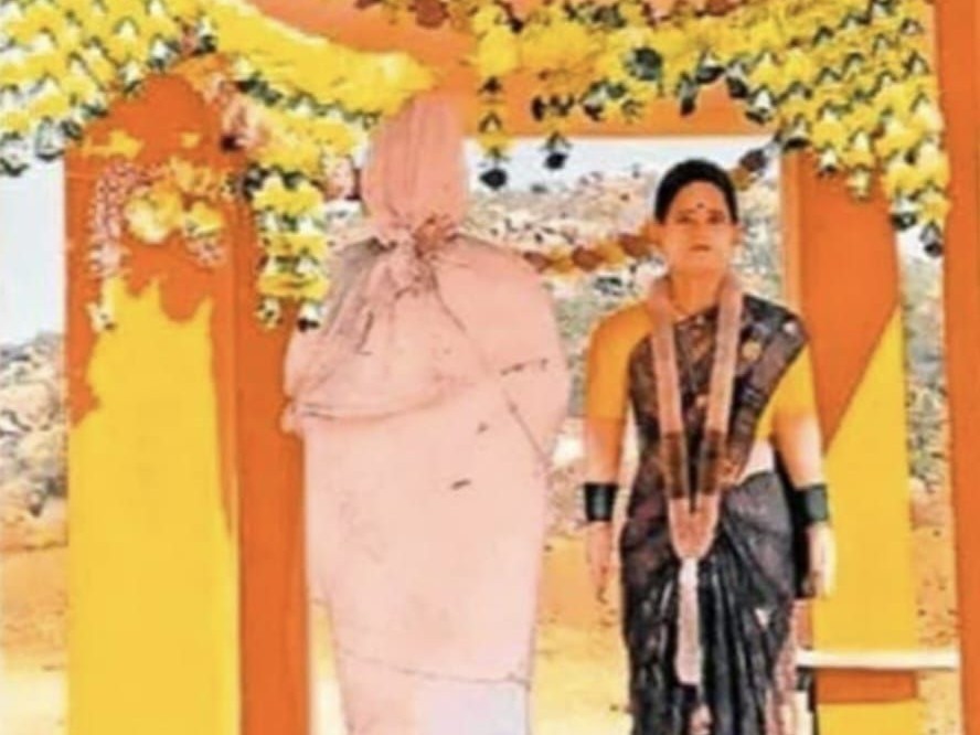 బతికుండగానే భార్య పక్కనే భర్త.. విగ్రహం