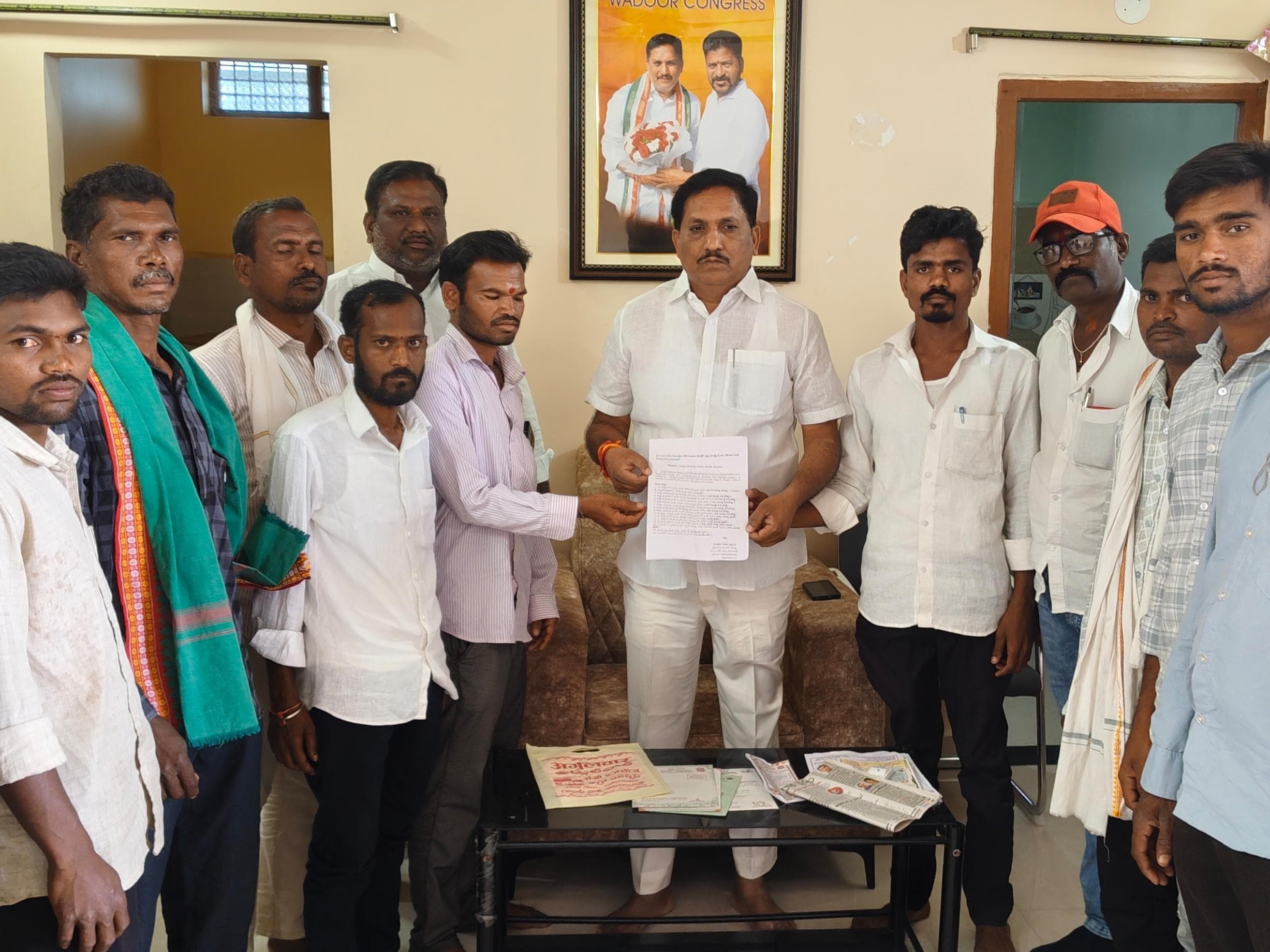 ఆడే గజేందర్‌ను కలిసిన రాంనగర్ గ్రామస్థులు