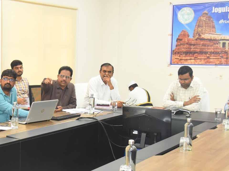 భూ సేకరణ పనులు త్వరితగతిన చేపట్టాలి: క‌లెక్ట‌ర్