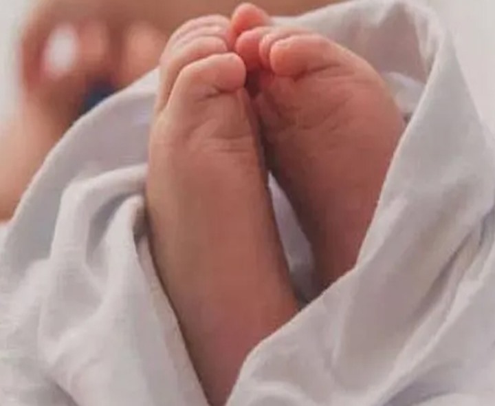 పసికందును పొయ్యిలో వేసి చంపిన తల్లి