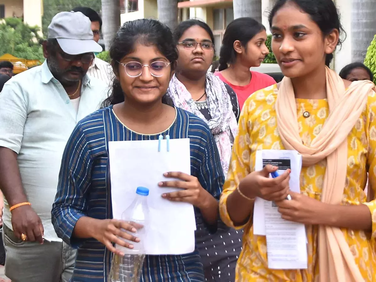 ఇంటర్ పరీక్షల్లో కఠిన నిబంధనలు: జిల్లా అధికారి హెచ్చరిక