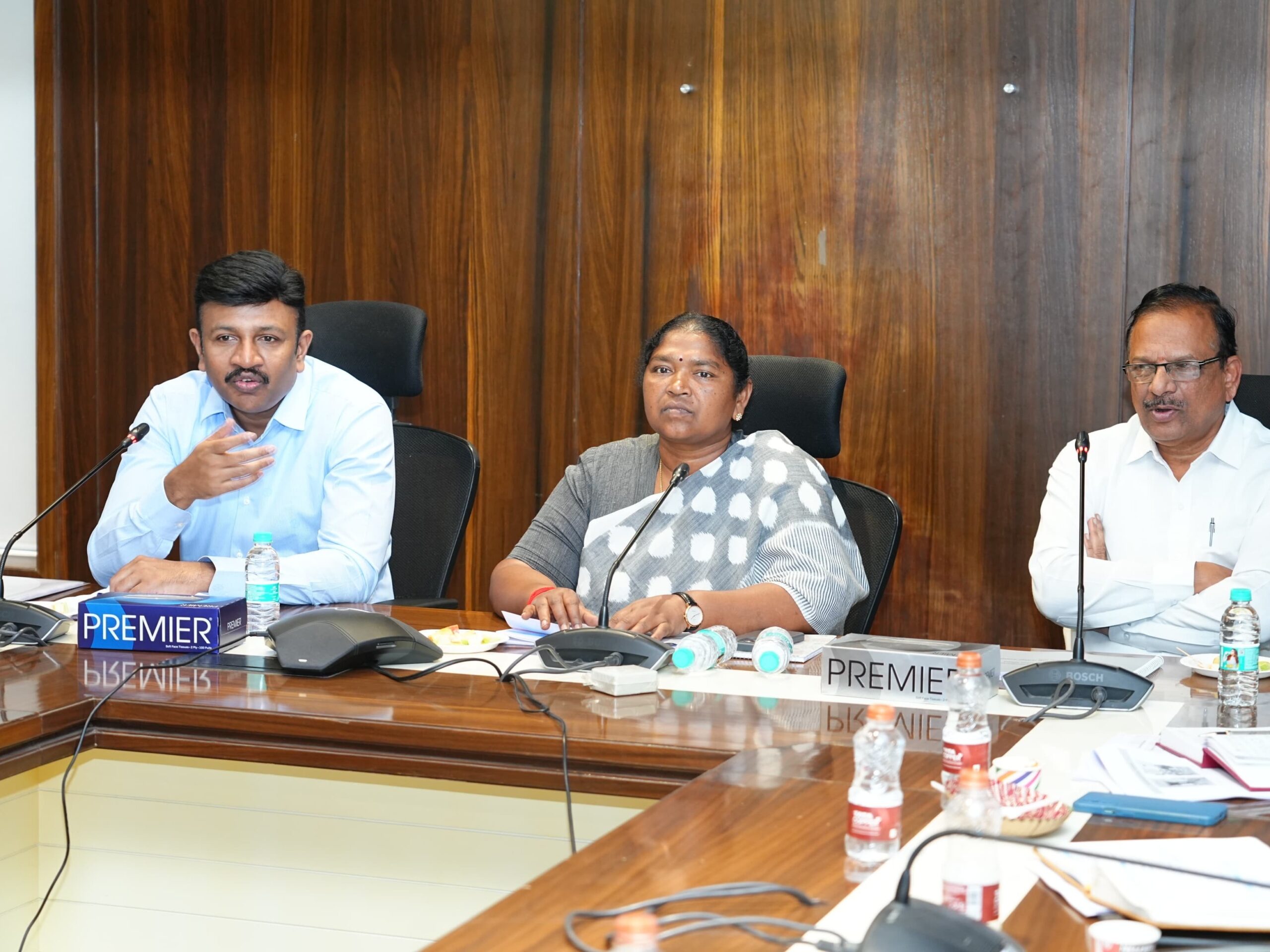 ప్రతి ఇంటికి తాగునీరు సరఫరా చేసే లక్ష్యంతో పనిచేయాలి: మంత్రి